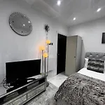 Modern One Bedroom Flat In Twickenham For Business Travelers