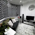 Modern One Bedroom Flat In Twickenham For Business Travelers