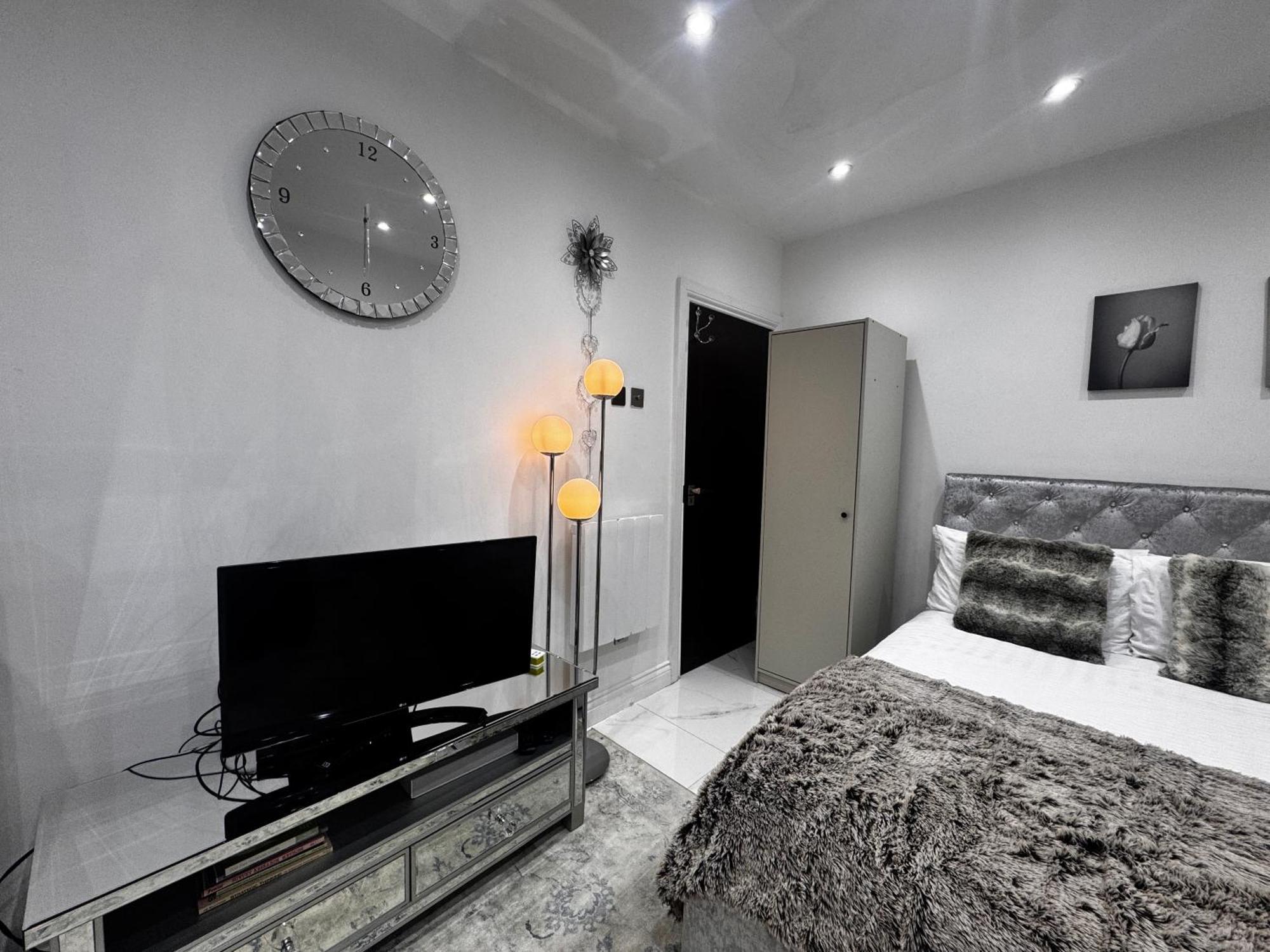 Modern One Bedroom Flat In Twickenham For Business Travelers